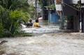 Jalan Tendean Banjir, Beberapa Warga Paksakan Diri Terjang Arus