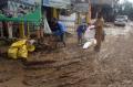 Banjir Surut, Warga Bersihkan Sampah dan Lumpur di PGP Jatiasih