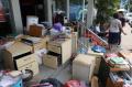 Pasca Banjir Kemang, Karyawan Jemur Perabotan Kantor di Trotoar