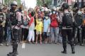 Antusias Warga Tonton Penggeledahan Rumah Teroris di Condet