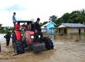 Aksi Polisi Selamatkan Warga dari Kepungan Banjir Bandang di Desa Bolan, Flores Timur