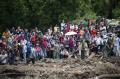 Menunggu Berjam-jam, Begini Antusias Masyarakat Menanti Jokowi Tinjau Lokasi Bencana Alam di NTT