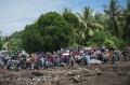 Menunggu Berjam-jam, Begini Antusias Masyarakat Menanti Jokowi Tinjau Lokasi Bencana Alam di NTT
