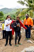 Jokowi Berikan Jaket Merah Miliknya untuk Pengungsi saat Meninjau Lokasi Bencana di NTT