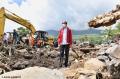 Jokowi Berikan Jaket Merah Miliknya untuk Pengungsi saat Meninjau Lokasi Bencana di NTT