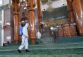 Jelang Ramadan, Brimob Polda Lampung Semprot  Disinfektan di Masjid Agung Al-Furqon