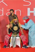 Jokowi Tinjau Vaksinasi Seniman dan Budayawan di Jakarta