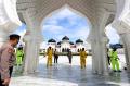 Polisi Gelar Penyemprotan Disinfektan di Masjid Raya Baiturrahman Aceh