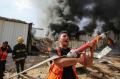 Terkena Peluru Artileri Israel, Pabrik Spons di Palestina Terbakar