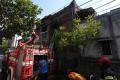 Rumah Kampung Padat Penduduk di Surabaya Terbakar
