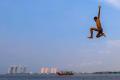 Aksi Nyali Anak Pesisir Melompat Dari Atas Kapal di Pelabuhan Kali Adem