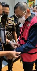 Tangan Diikat dan Berbaju Tahanan, Buronan Adelin Lis Tiba di Indonesia
