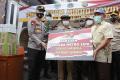 Wakapolda Metro Jaya Serahkan Bantuan Masker dan Paket Sembako di Posko PPKM Mikro Sumur Batu
