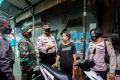 Polisi Grebek Pasar PAL Cimanggis Bagikan Masker dan Ingatkan Prokes