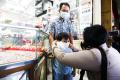 Polisi Grebek Pasar PAL Cimanggis Bagikan Masker dan Ingatkan Prokes