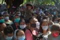 Membludak, Polisi Tertibkan Antrean Vaksinasi Covid-19 Massal di Bali