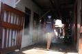 Cegah Kluster Keluarga, Warga Swadaya Semprotkan Disinfektan