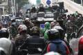 Dua Unit Panser TNI Masih Mejeng di Pos Penyekatan Lenteng Agung