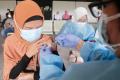 Antusias Warga Ikuti Vaksinasi Covid-19 di Terminal Kampung Rambutan
