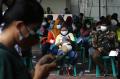 Pelaku UMKM dan Pedagang Serbu Sentra Vaksinasi UNIQLO di Surabaya