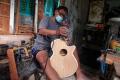 Melihat Bengkel Gitar Rumahan di Pasar Minggu