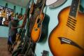 Melihat Bengkel Gitar Rumahan di Pasar Minggu