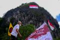 Mapala 45 Makassar Bentangkan Bendera Merah Putih Raksasa di Tebing Leang-Leang