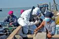 Hingga Tengah Laut, Marinir Suntikkan Vaksin Pada Nelayan Saat Cari Ikan