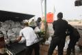 MNC Peduli Bagikan Paket Sembako untuk Petugas Pemakaman di TPU Rorotan
