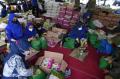 Penyaluran Bantuan Paket Sembako di Surabaya
