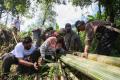 Relawan MNC Peduli Gotong Royong dengan Warga Perbaiki Jembatan dan Bantu Panen Kopi di Cisadon Bogor