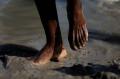 Bertaruh Nyawa, Imigran Haiti Melintasi Sungai Rio Grande Hanya dengan Seutas Tali