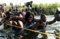 Bertaruh Nyawa, Imigran Haiti Melintasi Sungai Rio Grande Hanya dengan Seutas Tali
