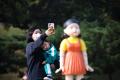 Penampakan Boneka Raksasa Younghee Squid Game yang Muncul di Taman Seoul