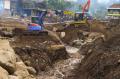 Pembersihan Puing dan Lumpur Pasca Banjir Bandang di Batu
