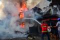 Bertaruh Nyawa, Petugas Damkar Selamatkan Jenazah Korban dari Reruntuhan Api Kebakaran