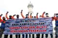 Aksi Buruh di Aceh Tuntut Penyesuaian Upah