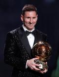 Senyum Sumringah Lionel Messi Angkat Trofi Ballon d’Or 2021
