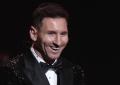 Senyum Sumringah Lionel Messi Angkat Trofi Ballon d’Or 2021