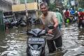 Banjir Rob Landa Permukiman Lodan Raya, Warga Pilih Bertahan di Rumah