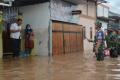 Prajurit TNI Korem 162/WB Bantu Warga Terdampak Banjir di Lombok