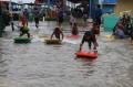 Asyiknya Bermain Air saat Banjir Rob di Pulau Panggang