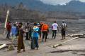 Demi Konten Sosial, Wisatawan Nekat Dekati Jalur Aliran Lahar Erupsi Semeru