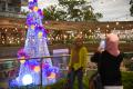 Pohon Natal Setinggi 12 Meter Hiasi Pusat Perbelanjaan di Medan