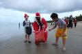 Rayakan Natal, Sinterklas Ini Bersih-bersih Sampah di Pantai Legian Bali