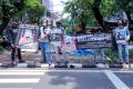 Aksi Solidaritas Outsider SID Jelang Sidang Pledoi Jerinx