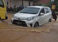 Banjir Rendam Puluhan Titik Jalan Lingkar Luar Ciracas