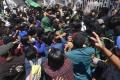 Demo 11 April di Mataram, Mahasiswa Terlibat Aksi Saling Dorong dengan Polisi