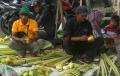 Geliat Penjual Ketupat di Pasar Karangayu Semarang