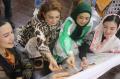 Pesona Istri Bupati Trenggalek Saat Mencanting Batik di Museum Tekstil
